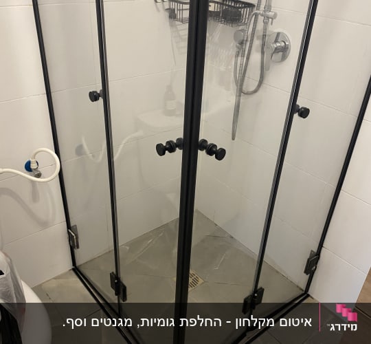 מקלחון זכוכית עם ברז ומדף במקלחת מודרנית